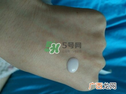 olay淡斑小白瓶和olay光感小白瓶哪个好？