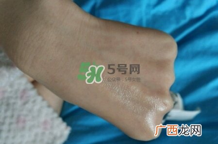 olay淡斑小白瓶和olay光感小白瓶哪个好？