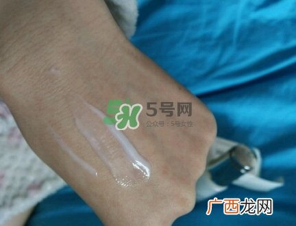 olay淡斑小白瓶和olay光感小白瓶哪个好？
