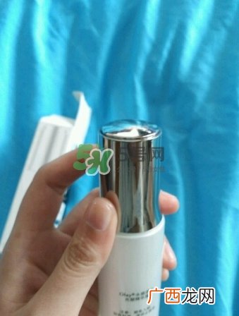 olay淡斑小白瓶和olay光感小白瓶哪个好？
