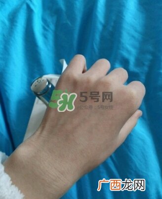olay淡斑小白瓶和olay光感小白瓶哪个好？