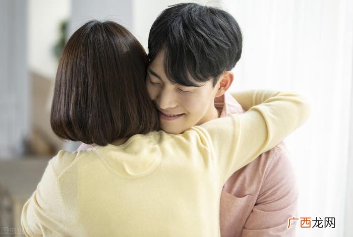 男生喜欢一个人会很想吻她吗，男人会喜欢女人强吻吗