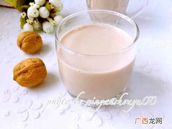 怎么自己做健康的核桃花生饮品？核桃花生养生豆浆，堪称完美的饮品