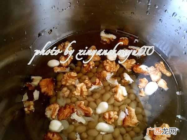 怎么自己做健康的核桃花生饮品？核桃花生养生豆浆，堪称完美的饮品