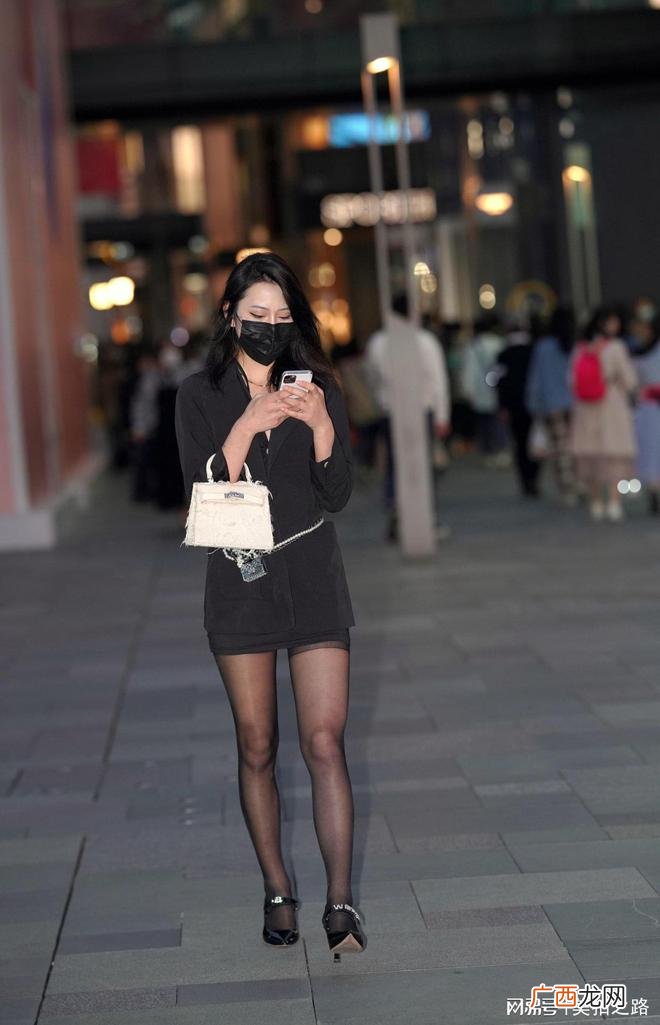 领短裙黑丝高跟，透漏着丝丝小性感，夜色里逛街的美女真不错