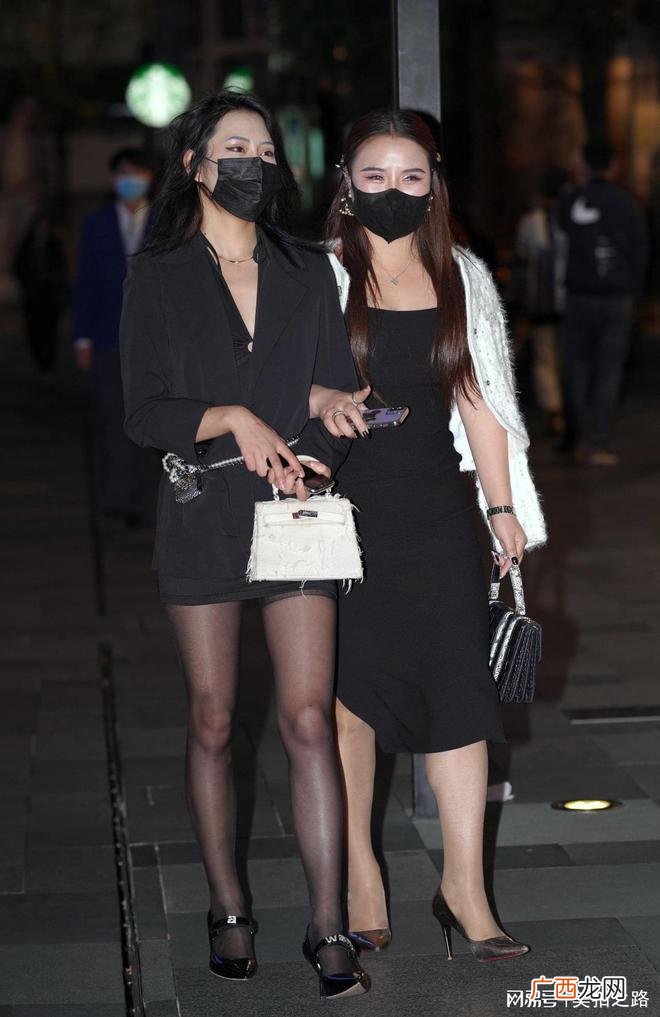 领短裙黑丝高跟，透漏着丝丝小性感，夜色里逛街的美女真不错