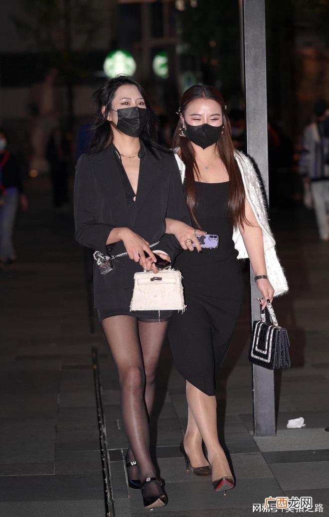 领短裙黑丝高跟，透漏着丝丝小性感，夜色里逛街的美女真不错
