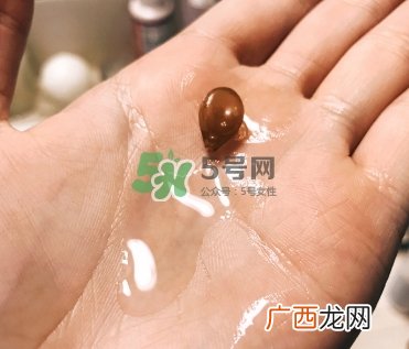 雅诗兰黛小棕瓶安瓶胶囊怎么样？雅诗兰黛小棕瓶胶囊功效