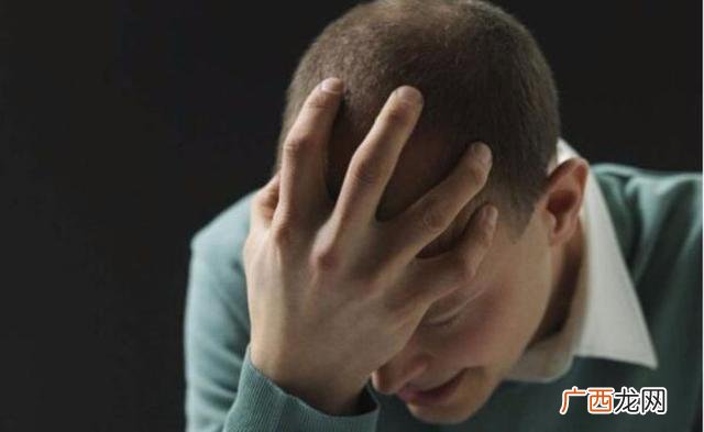 给老婆打电话，她忘了挂断，听了5分钟，才知自己头上有多绿