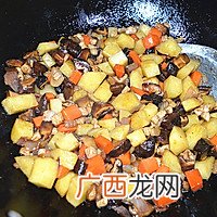 香菇土豆肉丁焖饭