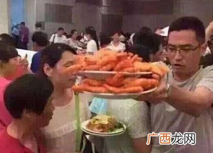 吃自助最尴尬经历！网友：狂啃放了1年多的样品，直到经理冲过来