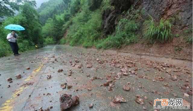 山体滑坡时向哪方向跑？