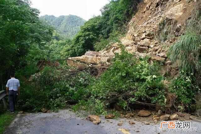 山体滑坡时向哪方向跑？