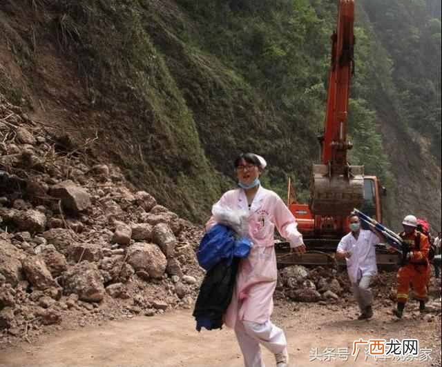 山体滑坡时向哪方向跑？