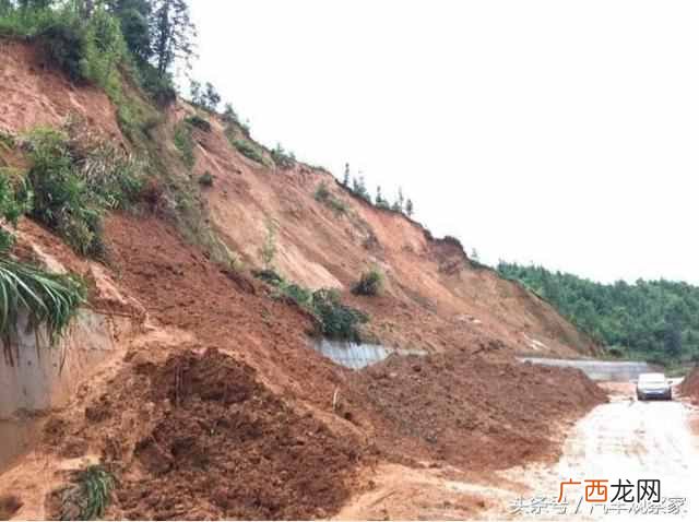 山体滑坡时向哪方向跑？