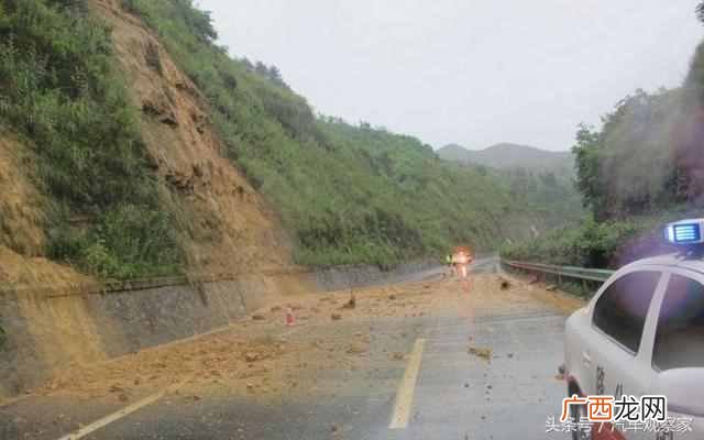 山体滑坡时向哪方向跑？
