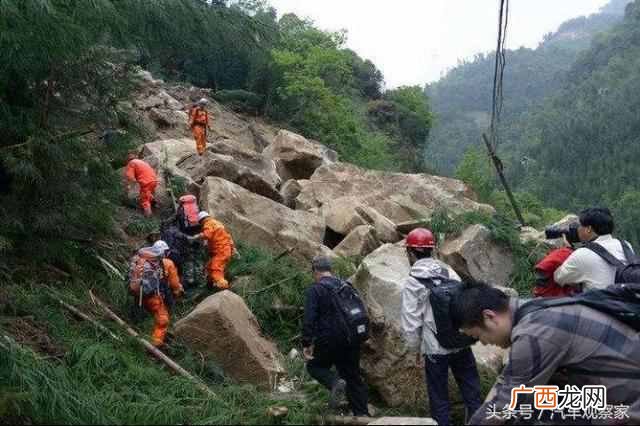 山体滑坡时向哪方向跑？