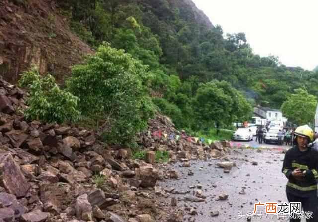 山体滑坡时向哪方向跑？