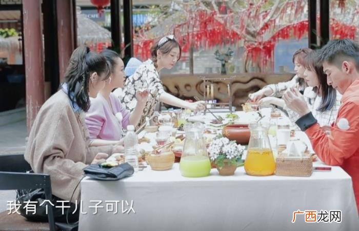 郭麒麟恋爱，秦海璐曝干儿子郭麒麟已谈过3次恋爱
