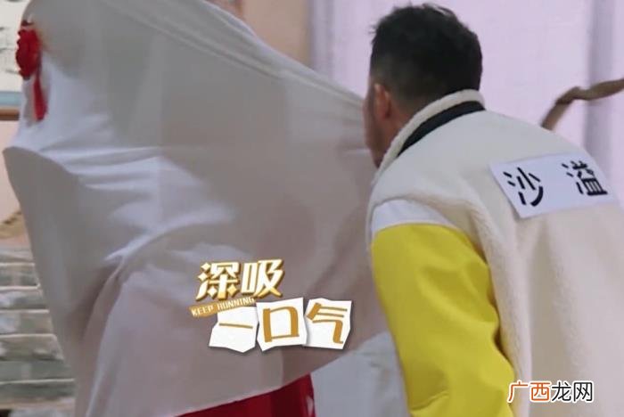 郭麒麟恋爱，秦海璐曝干儿子郭麒麟已谈过3次恋爱