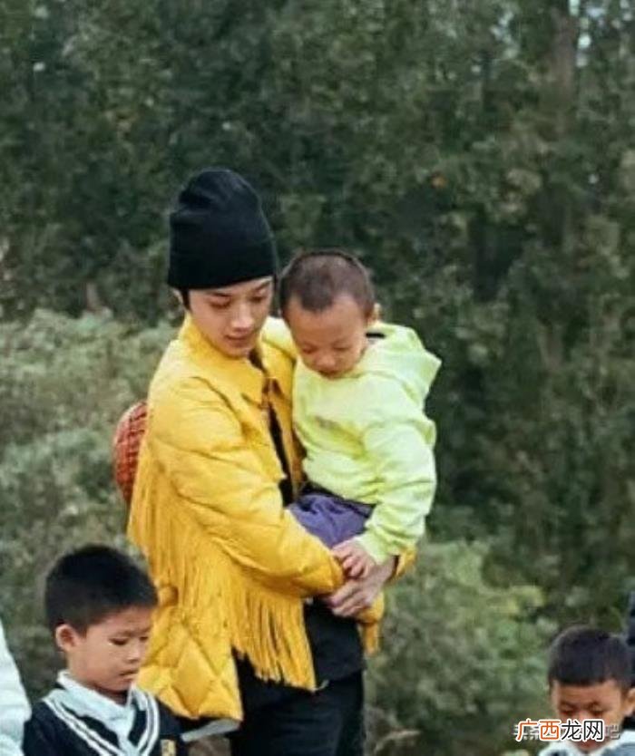 王一博抱娃，肖战、王一博、周震南、赖冠霖、陈伟霆抱小孩的姿势