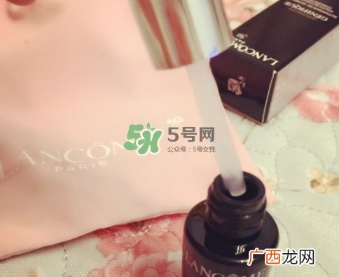 兰蔻小黑瓶和sk2小灯泡哪个好？兰蔻小黑瓶和小灯泡怎么用