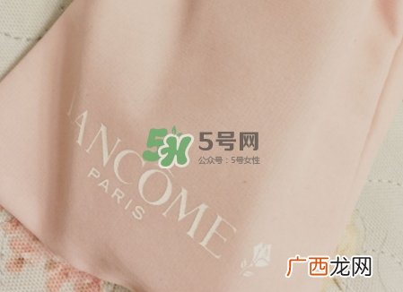 兰蔻小黑瓶和sk2小灯泡哪个好？兰蔻小黑瓶和小灯泡怎么用