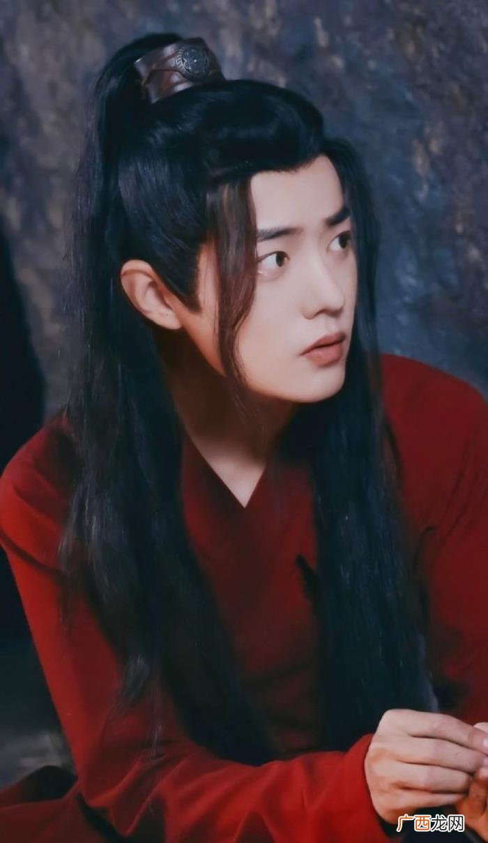 肖战脸小吗，#肖战面具里塞美妆蛋#如何夸脸小