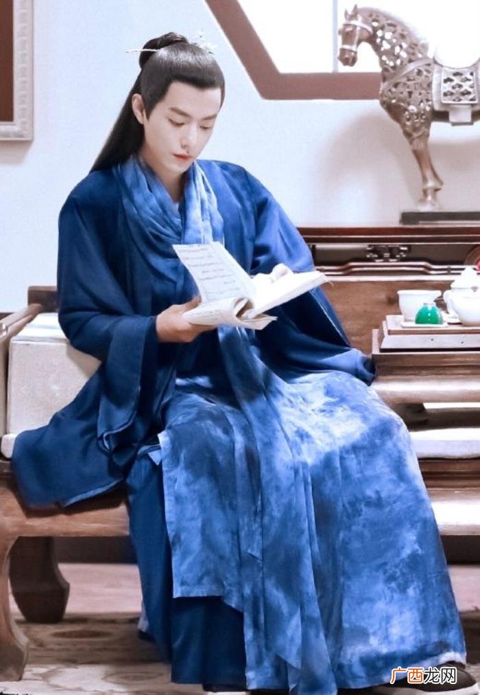 肖战脸小吗，#肖战面具里塞美妆蛋#如何夸脸小