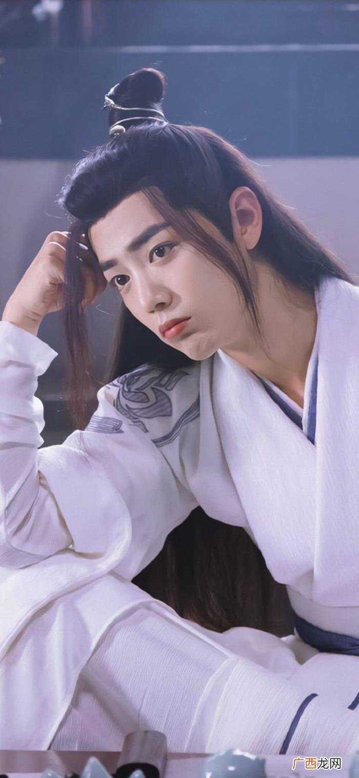 肖战脸小吗，#肖战面具里塞美妆蛋#如何夸脸小