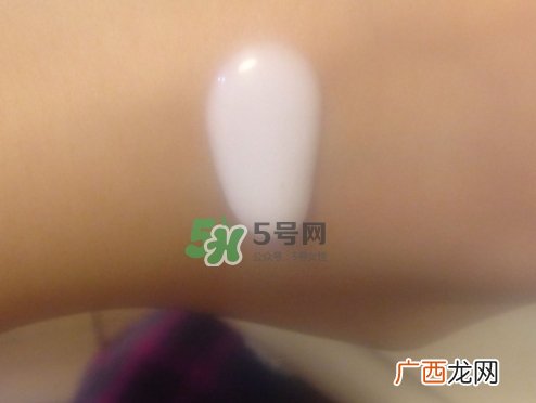 olay玉兰油小白瓶小绿瓶哪个好？olay小白瓶小绿瓶区别