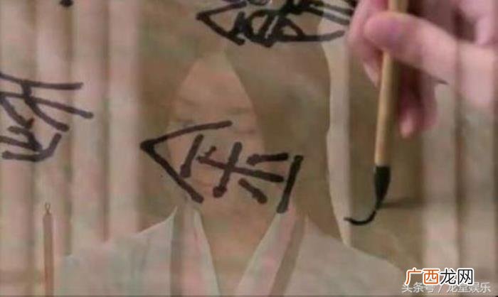 刘烨刘亦菲，夜孔雀中逗比刘烨给女神刘亦菲治理脚伤