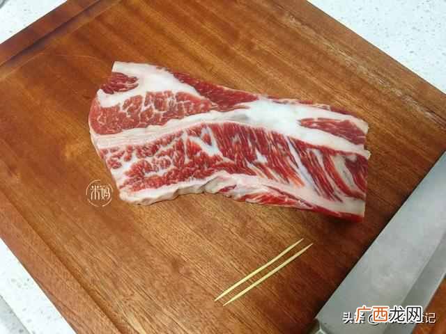 如何煎牛排的家常做法？自己在家煎牛排，记住这一点，牛排鲜嫩又多