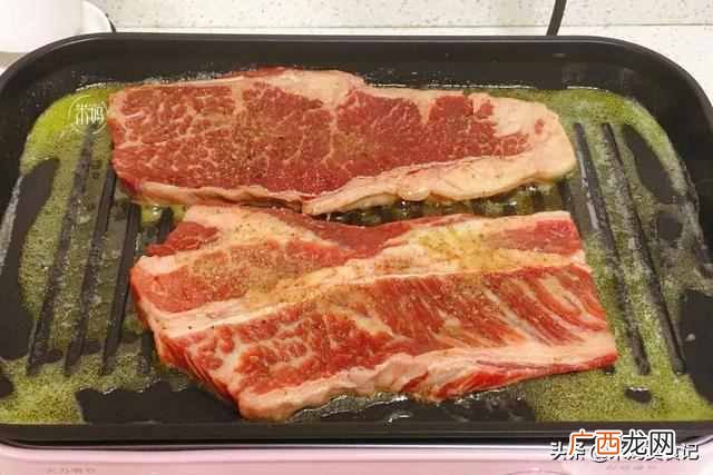 如何煎牛排的家常做法？自己在家煎牛排，记住这一点，牛排鲜嫩又多