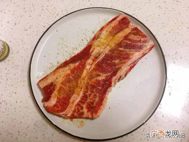 如何煎牛排的家常做法？自己在家煎牛排，记住这一点，牛排鲜嫩又多