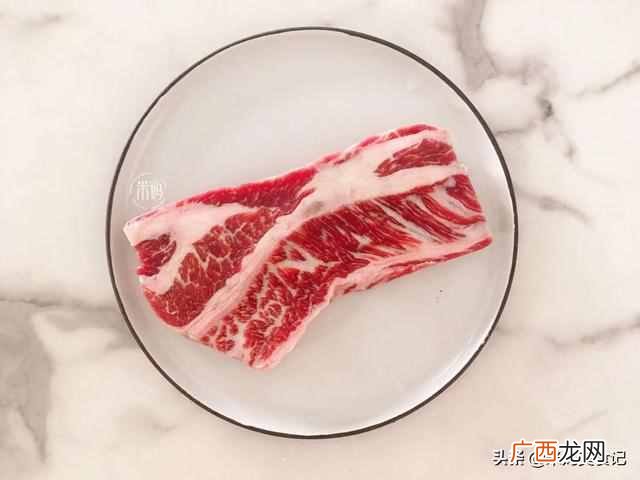 如何煎牛排的家常做法？自己在家煎牛排，记住这一点，牛排鲜嫩又多