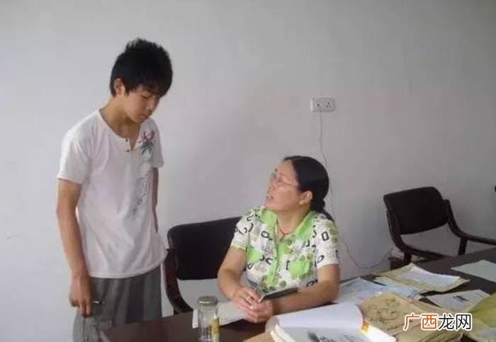 不受老师待见的学生 老师冷落一个学生的表现