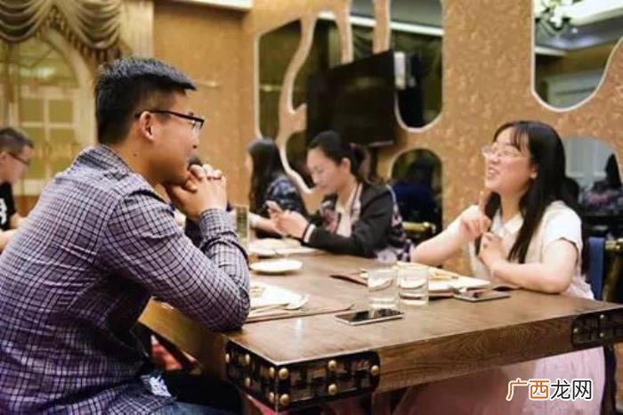 谈女朋友不知道聊什么怎么办，和女孩不知道该聊些什么