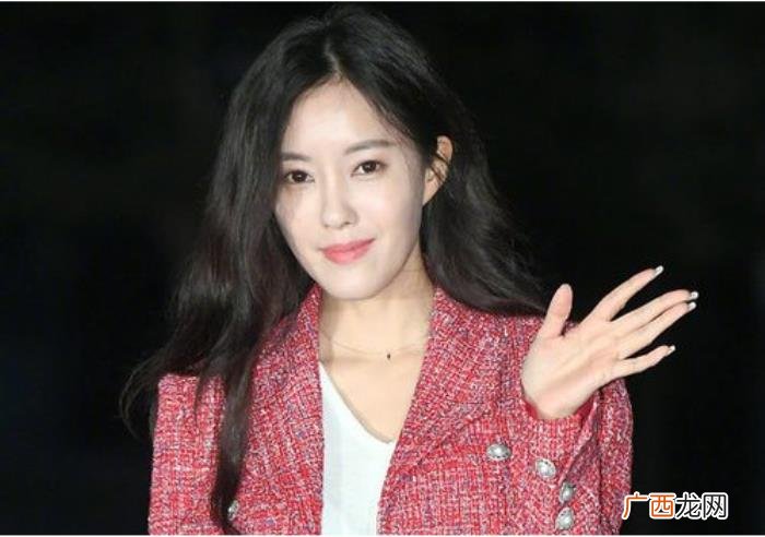 脸长的女生适合什么发型，脸长女生不能梳露额发型