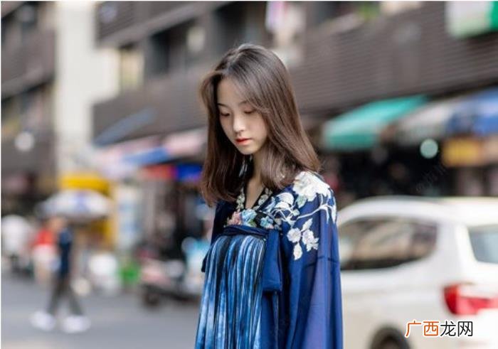 脸长的女生适合什么发型，脸长女生不能梳露额发型