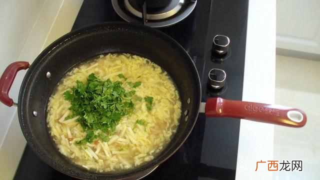 鸡蛋和豆腐一起怎么做？豆腐搭配鸡蛋这样做，喝一口香又滑