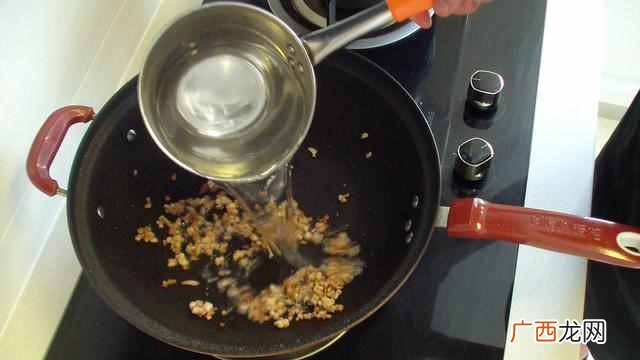 鸡蛋和豆腐一起怎么做？豆腐搭配鸡蛋这样做，喝一口香又滑