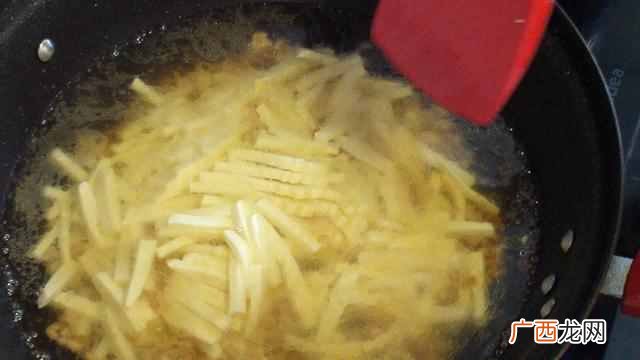 鸡蛋和豆腐一起怎么做？豆腐搭配鸡蛋这样做，喝一口香又滑