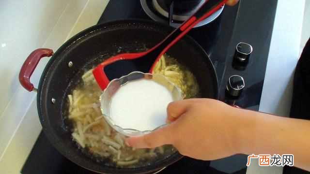 鸡蛋和豆腐一起怎么做？豆腐搭配鸡蛋这样做，喝一口香又滑