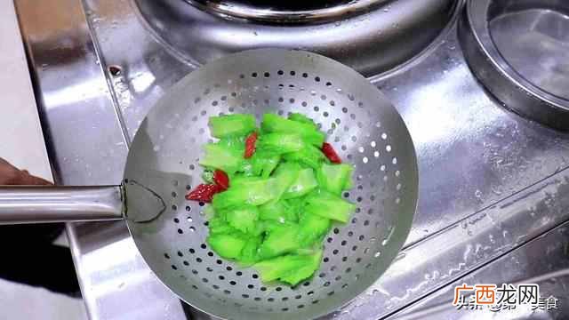 苦瓜怎么炒好吃又不苦？厨师教你怎样做苦瓜才不苦