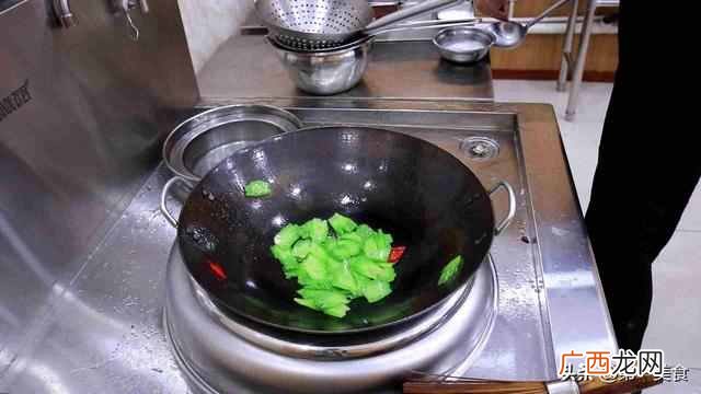 苦瓜怎么炒好吃又不苦？厨师教你怎样做苦瓜才不苦