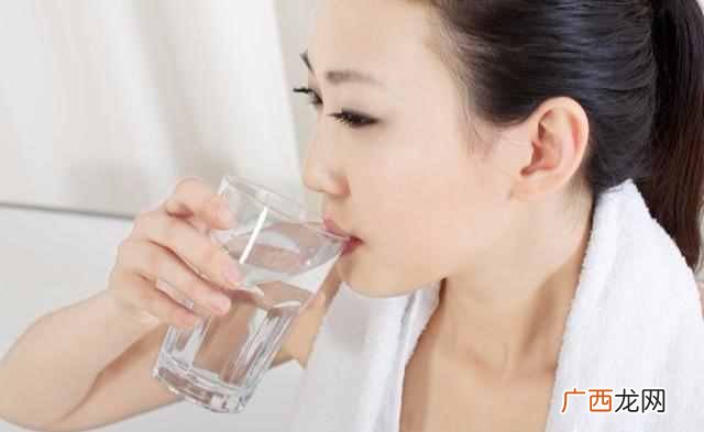长期肝火旺拿什么泡水喝?常喝5种水,把你一身火气都泄掉