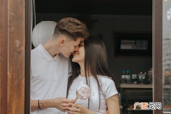 暧昧多久确认关系，女生跟你暧昧却不愿正式确认关系