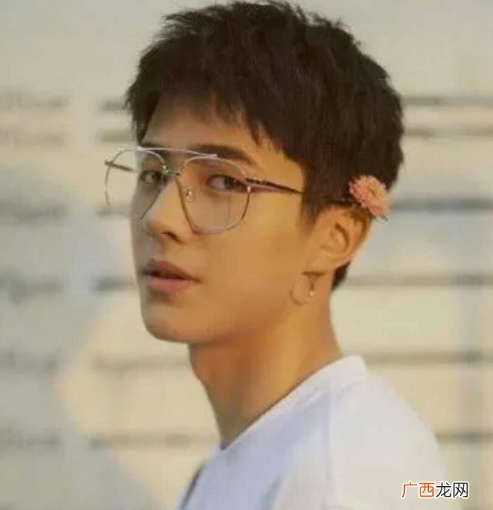 国字脸男生适合什么发型，男生国字脸适合的发型