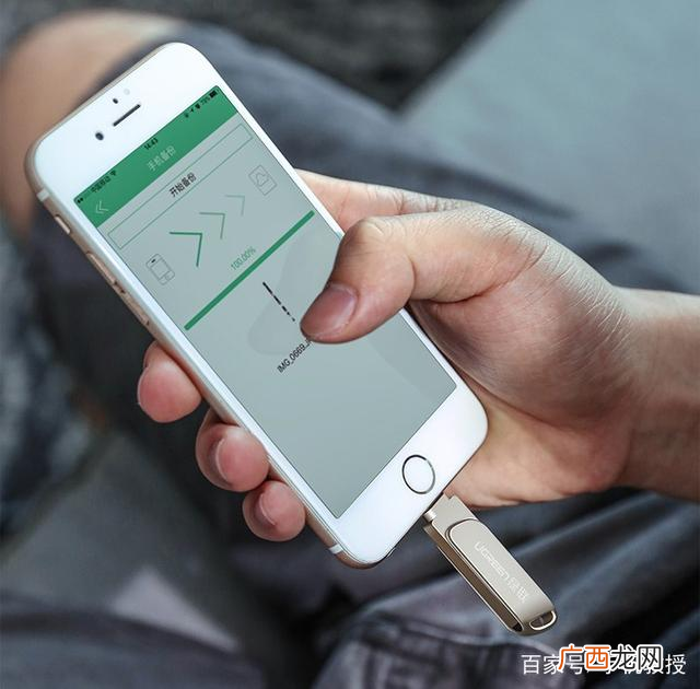 花钱查微信记录靠谱吗？手机远程偷窥对方微信